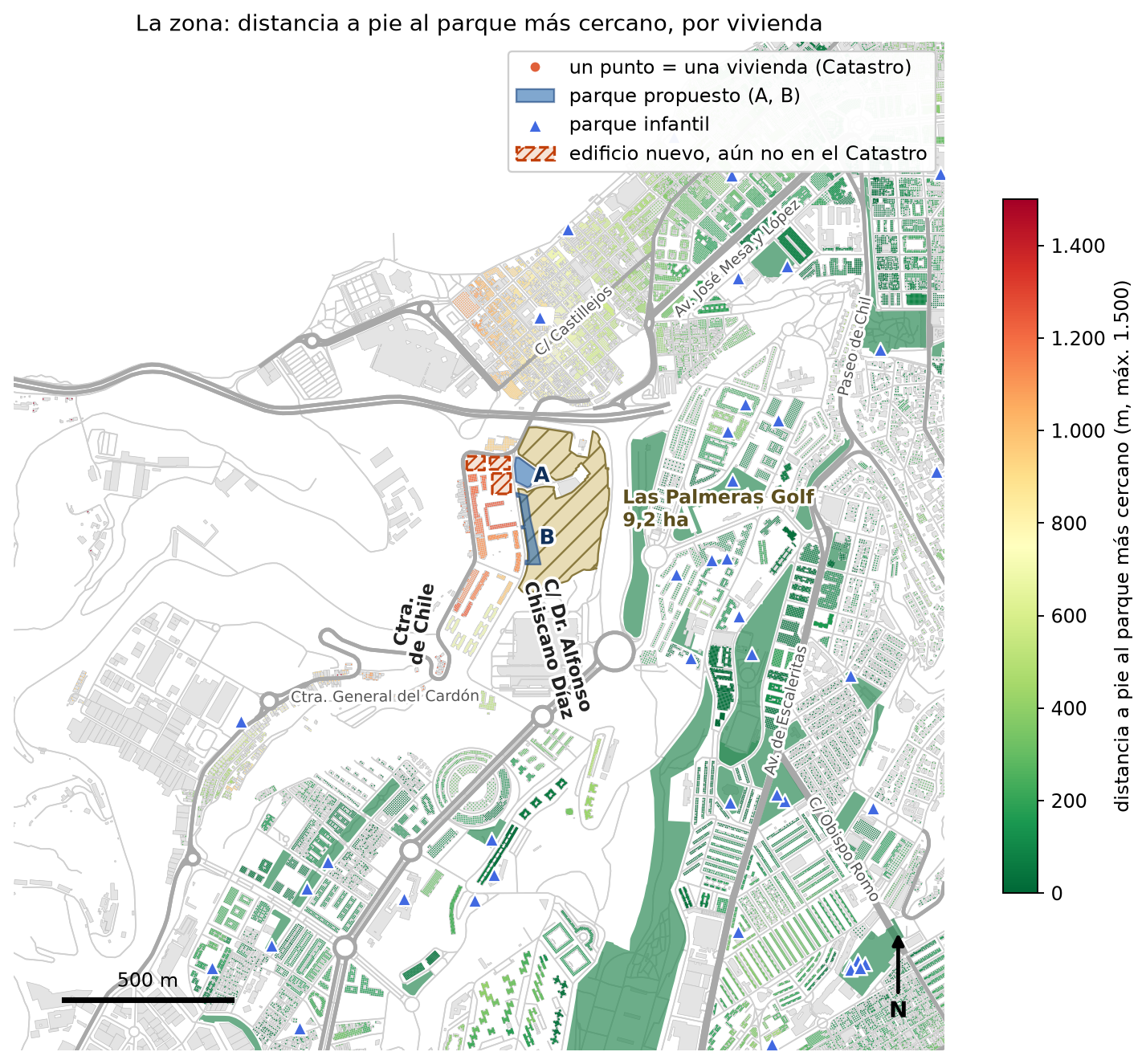 Distancia a pie hasta el parque más cercano en torno a la zona. Cada punto es una vivienda (Catastro), coloreada según la distancia de su edificio al parque más cercano; rojo = más de 1 km. El área rayada es Las Palmeras Golf; A y B, en azul, son las áreas propuestas para el parque. En gris: calles y edificios; rayados: edificios nuevos que aún no figuran en el Catastro.